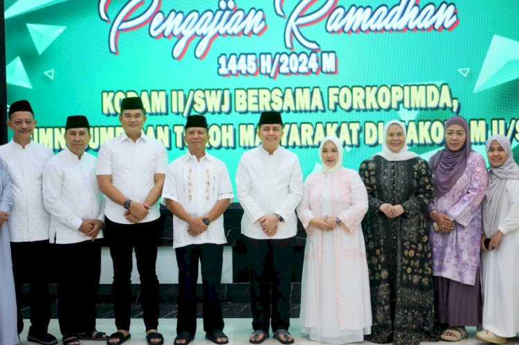 Pj Gubernur Sumsel Agus Fatoni foto bersama jamaah pengajian Masjid Raudhatul Ulum di Kantor Kodam II/Sriwijaya Palembang. (ist/rmolsumsel.id)