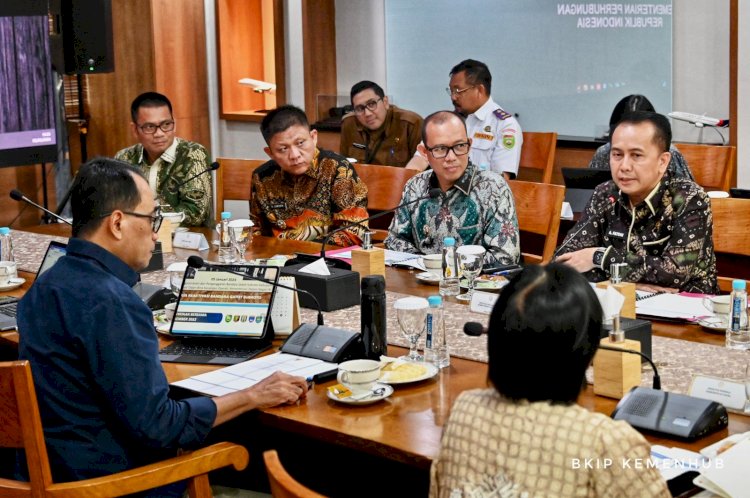 Pj Gubernur Sumsel Agus Fatoni saat menggelar pertemuan dengan Menteri Perhubungan Budi Karya Sumadi. (ist/rmolsumsel.id)