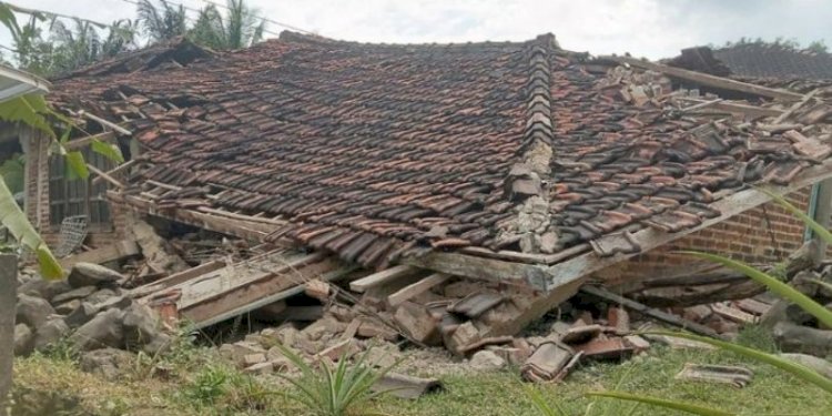 Salah satu rumah warga di Gresik rusak berat akibat gempa pada Jumat (22/3)/Ist
