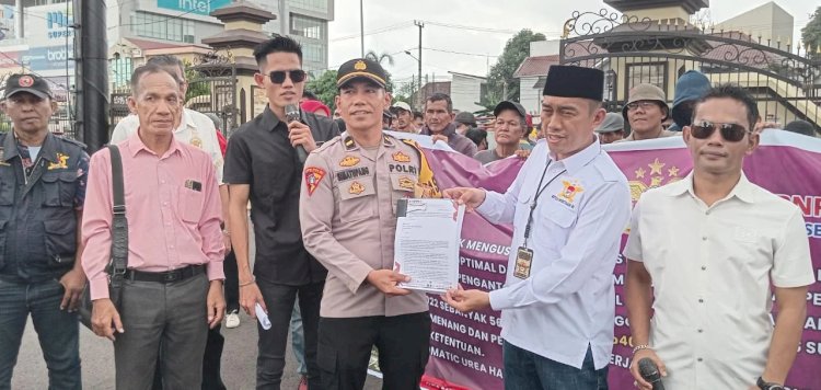 Puluhan massa melakukan aksi demonstrasi 