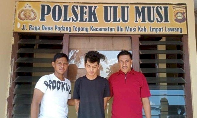 Pelaku saat diamankan di Polsek Ulu Musi. (ist/rmolsumsel.id)