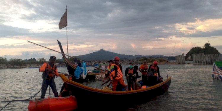 Tim SAR gabungan mengevakuasi mayat yang mengapung di Perairan Aceh Jaya/Ist