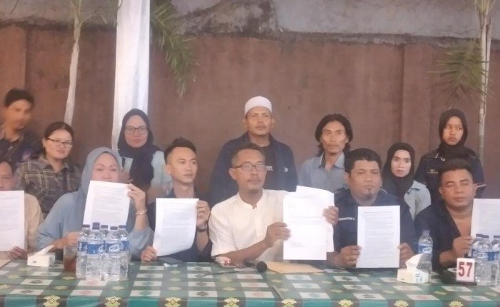 Sebanyak 57 orang pengurus  yang terdiri dari DPC dan DPRT Partai NasDem Sekota Palembang sepakat melakukan mosi tidak percaya kepada Ketua DPD Partai NasDem Kota Palembang Fitrianti Agustinda/Foto: Dudy Oskandar