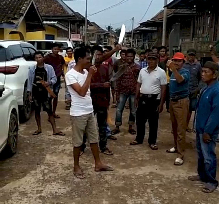 Video capture warga Sungai Sodong mengacungkan senjata tajam. (Handout)