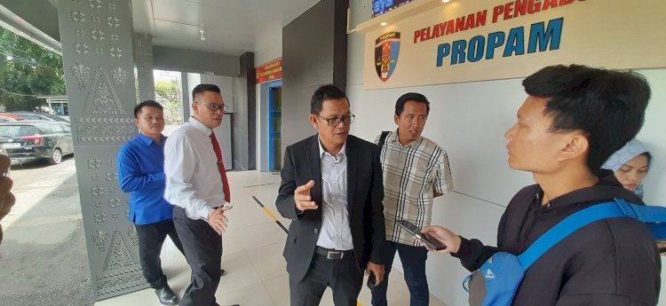  Tim kuasa hukum Aiptu FN, Rizal Syamsul usai mendampingi kliennya menyerahkan barang bukti sangkur ke Bidang Profesi dan Pengamanan Polda Sumsel . (Fauzi/RMOLSumsel.id)