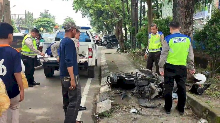 Anggota Satlantas Polrestabes Palembang melakukan olah TKP kecelakaan lalu lintas di Jalan Demang Lebar Daun Palembang. (Fauzi/ RMOLSumsel.id)