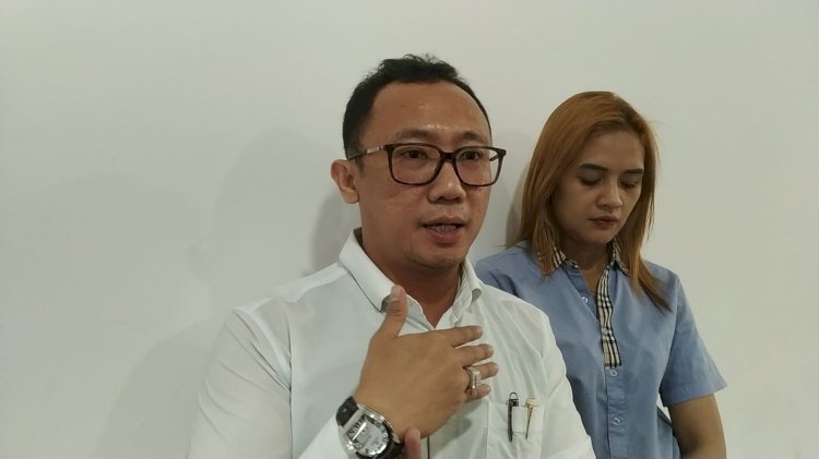  Pengamat Hukum Redho Junaidi SH, MH didampingi Pengacara Widya saat diwawancarai awak media. (Denny Pratama/RMOLSumsel.id)