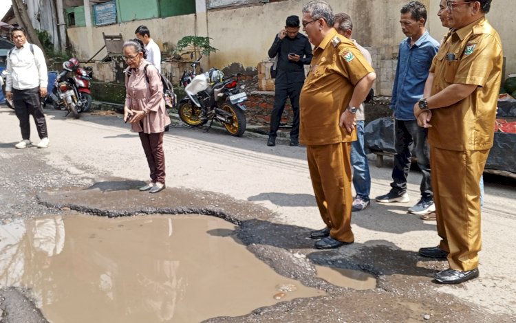 Pj. Bupati Muara Enim, Ahmad Rizali bersama OPD terkait tinjau lubang menganga yang digenangi air di Jalan Pramuka 3, Kelurahan Pasar II, Kecamatan Muara Enim (Noviansyah/rmolsumsel.id)