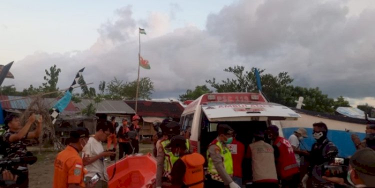 Tim SAR Gabungan mengevakuasi mayat mengapung di perairan Calang, Aceh Jaya/Ist