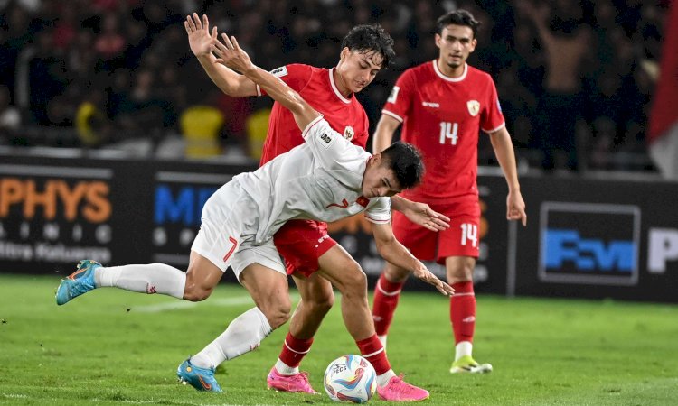 Pemain Indonesia menghalau pergerakan pemain Vietnam/net