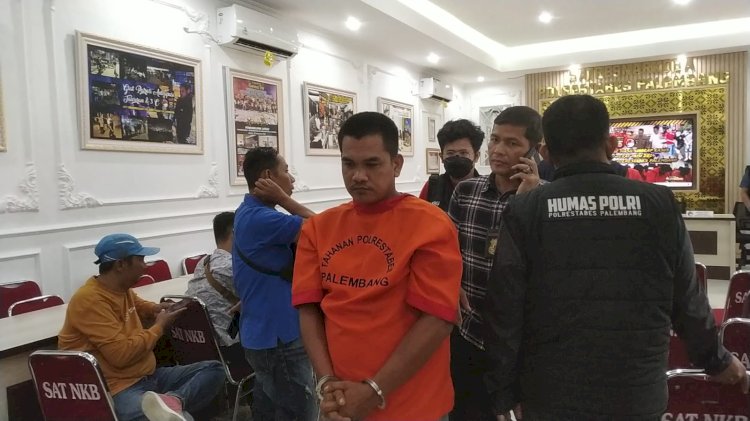 Tersangka Hendri ketika digiring oleh Anggota Satres Narkoba Polrestabes Palembang. (Denny Pratama/RMOLSumsel.id)