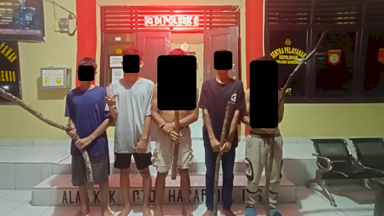 Lima orang remaja yang diamankan oleh Polsek Semendo lantaran diduga hendak terlibat aksi tawuran. (Dokumentasi Polres Muara Enim)