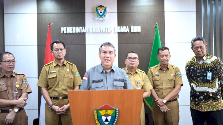  Pj Bupati Muara Enim, Ahmad Rizali saat menggelar konfrensi pers di ruang kerja. (Noviansyah/RMOLSumsel.id)