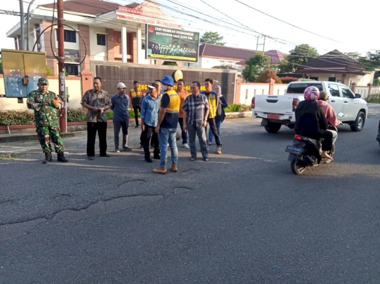 Pj Bupati Banyuasin Hani Syopiar Rustam mengecek kondisi jalan di Tegal Binagun. ( Arda/RMOLSumsel.id)