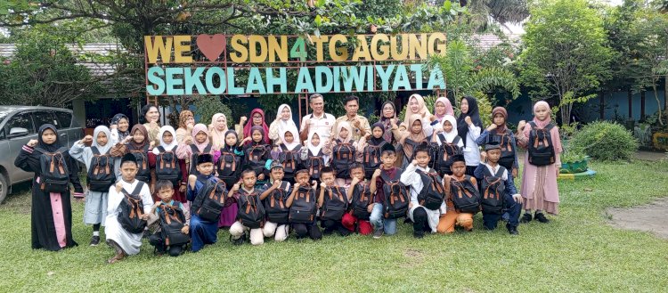 Sosialisasi penggunaan Gadget dan berikan bantuan perlengkapan Sekolah di SDN 4 Tanjung Agung (Noviansyah/rmolsumsel.id)