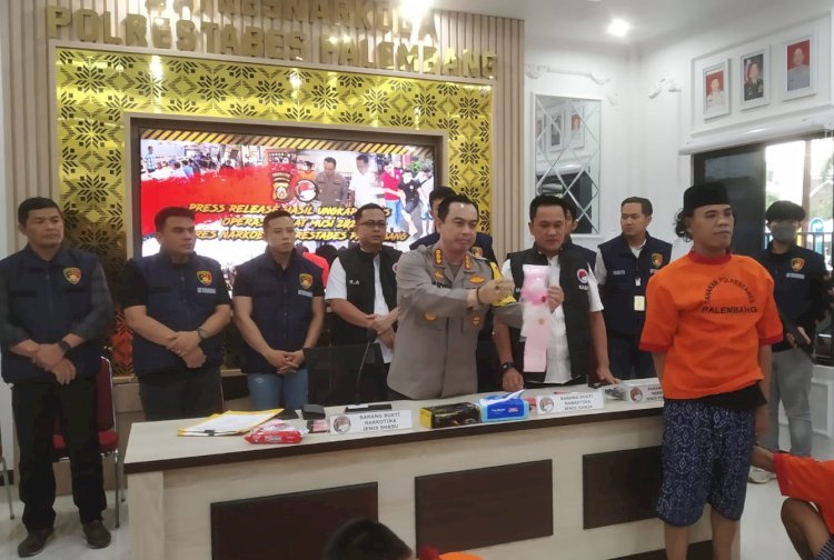 Tersangka Bambang saat dihadirkan dalam pers rilis hasil Ops Pekat Musi 2024 di Polrestabes Palembang/Foto: Denny Pratama