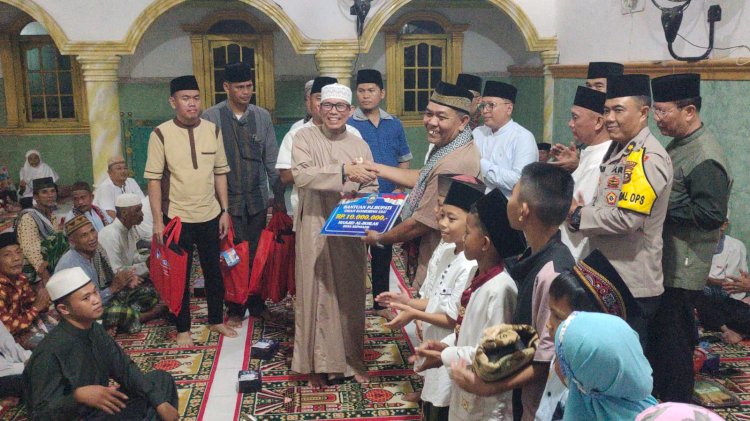 Kegiatan safari ramadhan 1445 H yang dilakukan Penjabat (Pj) Bupati OKU, Teddy Meilwansyah bersama para pejabat lainnya di masjid Al - Ikhlas Desa Kepayang/ist