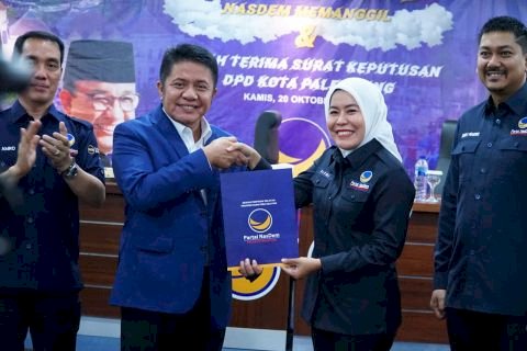 Ketua DPW Nasdem Sumsel Herman Deru saat menyerahkan SK Kepengurusan kepada Ketua DPD Nasdem Kota Palembang Fitrianti Agustinda/ist