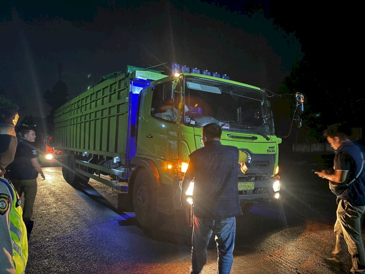 Razia gabungan terhadap truk batu bara yang melintas di Jalan Lintas Sumatera  (Jalinsum) Kabupaten Muara Enim, Sumatera Selatan. (dokumentasi Polisi)