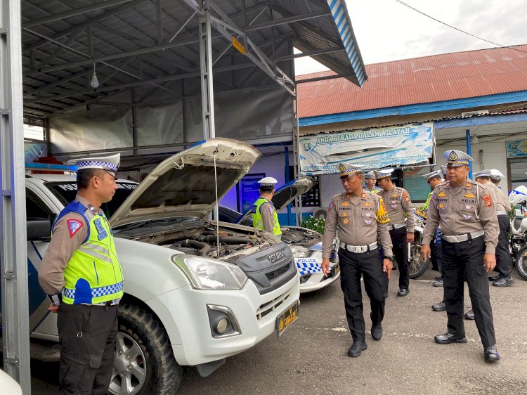 Kasatlantas Polres Muara Enim, AKP Suwandi lakukan pengecekan kendaraan dan kesiapan personel di halaman kantor Satlantas Polres Muara Enim.(Novianysah/RMOLSumsel.id)