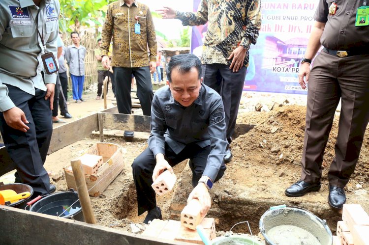 Pj Gubernur Sumsel Agus Fatoni melakukan peletakan batu pertama pembangunan bedah rumah di Kota Prabumulih. (ist/rmolsumsel.id)
