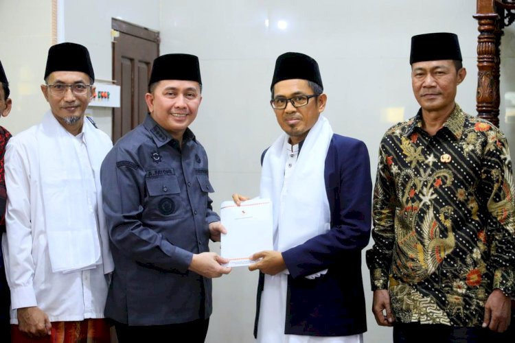 Pj Gubernur Sumsel Agus Fatoni saat memberikan bantuan kemakmuran masjid kepada pengurus Masjid Nur Arofah, Prabumulih. (ist/rmolsumsel.id)