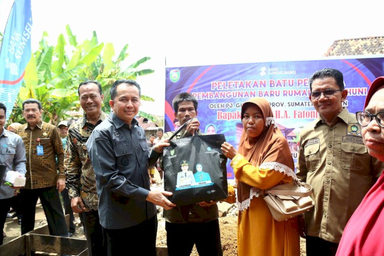 Pj Gubernur Sumsel Agus Fatoni saat memberikan bantuan sembako kepada warga Kota Prabumulih. (ist/rmolsumsel.id)