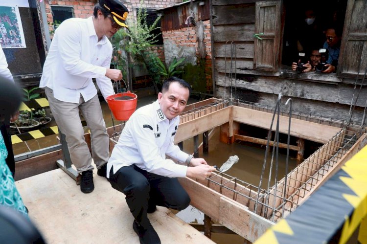 Pj Gubernur Sumsel, Agus Fatoni saat memulai program bedah rumah serentak di Provinsi Sumsel. (ist/rmolsumsel.id) 