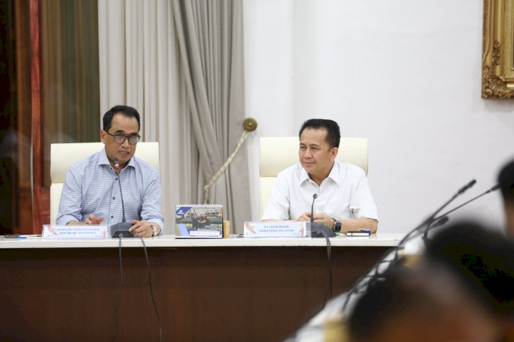 Pj Gubernur Sumsel, Agus Fatoni (kanan) bersama Menteri Perhubungan, Budi Karya Sumadi (kiri). (ist/rmolsumsel.id)