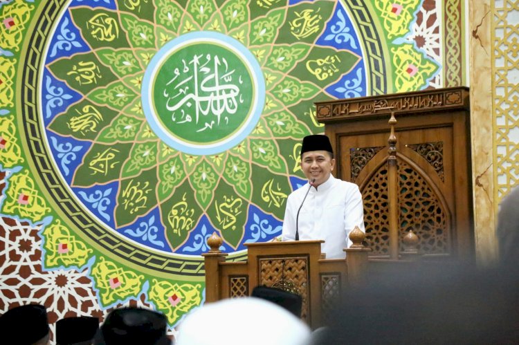Pj Gubernur Sumsel Agus Fatoni saat memberikan sambutan di hadapan jamaah Masjid Al Adli. (ist/rmolsumsel.id)