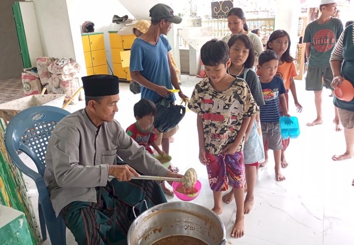 Pembagian bubur suro di Masjid Suro Palembang/ist