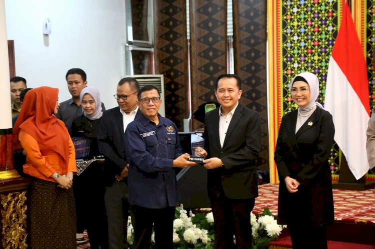 Pj Gubernur Sumsel, Agus Fatoni saat menerima penghargaan Birokrat Peduli Pers dari Ketua PWI Pusat, Hendri Ch Bangun. (ist/rmolsumsel.id)