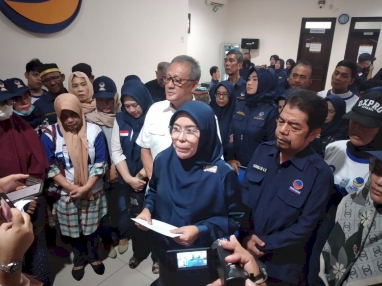 Ketua DPC Nasdem Kota Palembang, Fitrianti Agustinda saat memberikan keterangan terkait kisruh uang saksi partai usai Rapat Koordinasi di Sekretariat DPD Partai Nasdem Kota Palembang. (dudy Oskandar/rmolsumsel.id)