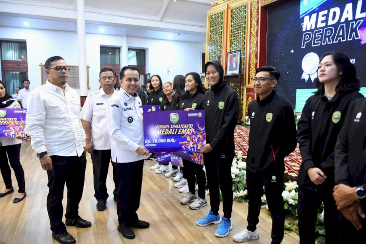 Pj Gubernur Sumsel, Agus Fatoni menyerahkan uang bonus kepada atlet dan pelatih berprestasi Porwil Sumatera XI. (ist/rmolsumsel.id)