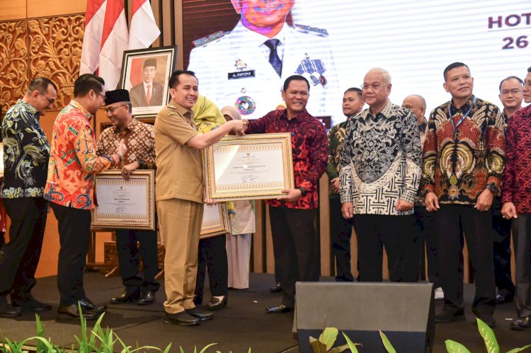 Delapan kabupaten di Sumatera Selatan mendapatkan penghargaan Paritrana Award 2024 yang diberikan langsung oleh BPJS Ketenagakerjaan dengan pemerintah Provinsi karena mendukung penuh pelaksanaan jaminan sosial ketenagara kerjaan bagi pelaku usaha.(Handout)