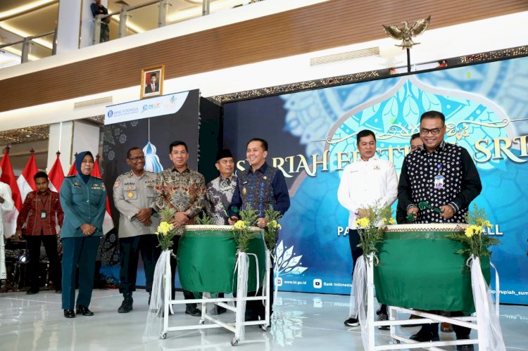 Pj Gubernur Sumsel Agus Fatoni saat membuka Syariah Festival Sriwijaya 2024 di Palembang Indah Mall. (ist/rmolsumsel.id)