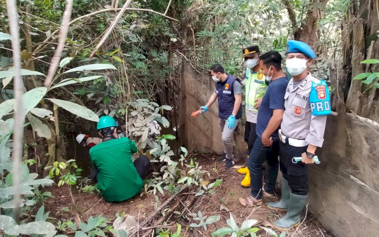 Tim tengah melakukan pengecekan lokasi area kandang ayam dan sungai pinang/Foto:Ansyori Malik