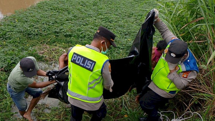 Petugas mengevakuasi mayat  yang ditemukan mengapung di aluran anak sungai komering Desa Tanjung Mas, OKU Timur/ist