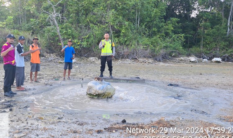 Anggota Bhabinkamtibmas Polsek Muara Kelingi bersama perangkat desa dan warga mengecek lokasi semburan. (Dokumentasi Polisi)