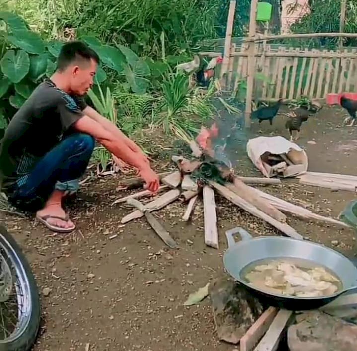 Warga Kota Pagar Alam terpaksa menggunakan kayu bakar untuk memasak lantaran kelangkaan gas elpiji 3 kg yang terjadi beberapa pekan terakhir. (taufik/rmolsumsel.id)