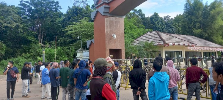 Aksi demo warga Kabupaten Muara Enim dan Kota Prabumulih di gerbang masuk PT GHEMMI. (ist/rmolsumsel.id)