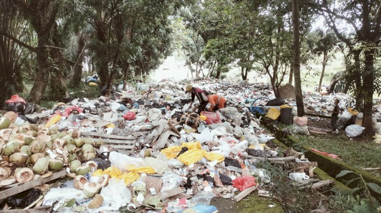 Tumpukan sampah memenuhi jalan di areal TPA Bukit Kancil. (noviansyah/rmolsumsel.id)