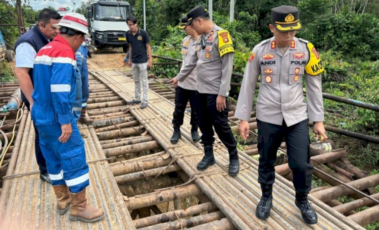 Kapolres Musi Rawas AKBP Andi Supriadi mengecek langsung kondisi Jembatan Teras/ist