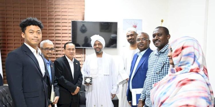 Pertemuan yang dihadiri oleh Duta Besar RI untuk Sudan, Sunarko dengan Menteri Kesehatan Sudan Haitham di Port Sudan. (ist/rmolsumsel.id)