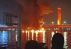 Kapal Jukung Meledak di Perairan Sungai Musi Palembang, Api Menjalar Hingga Jembatan Ampera