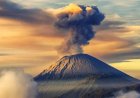 Gunung Semeru Kembali Muntahkan Abu Vulkanik Setinggi 1,5 Km