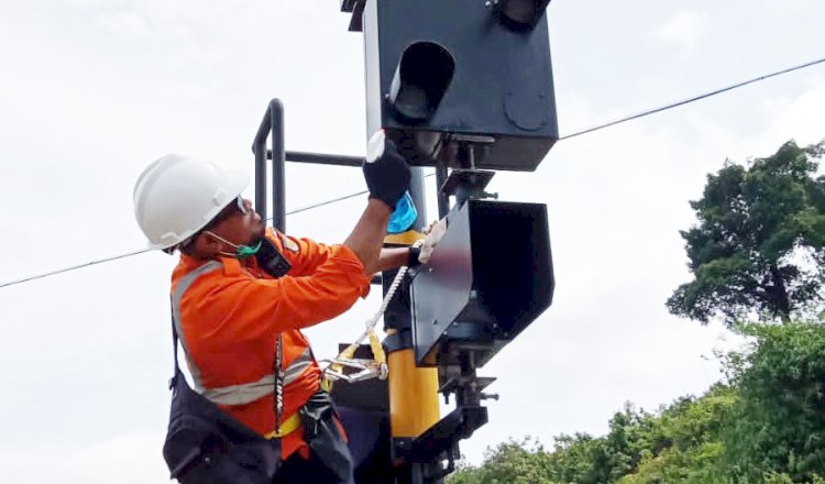 Salah seorang petugas PT KAI melakukan perawatan terhadap prasarana kereta untuk kelancaran jalannya kereta. (ist/rmolsumsel.id)