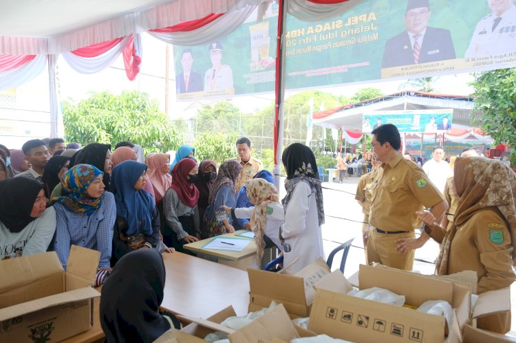 Sejumlah warga  berebut membeli paket sembako di  Gerakan Pangan Murah. (ist/rmolsumsel.id)