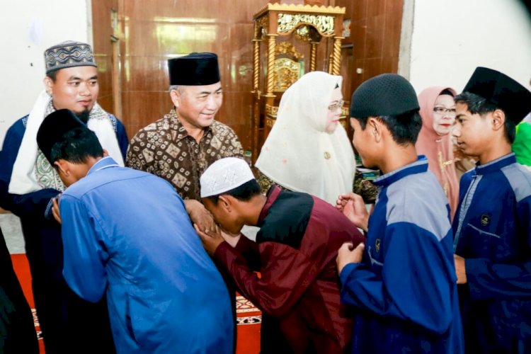 Pj Bupati Muba Apriyadi berbagi THR/ist