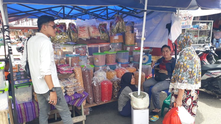 Salah satu penjual kue kering di Lubuklinggau. (Ansyori Malik/RMOLSumsel.id)